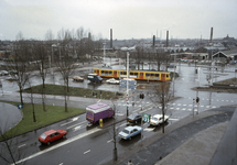 117726 Gezicht op de kruising van Croeselaan (voorgrond) en het Westplein te Utrecht, vanaf de parkeergarage aan het ...